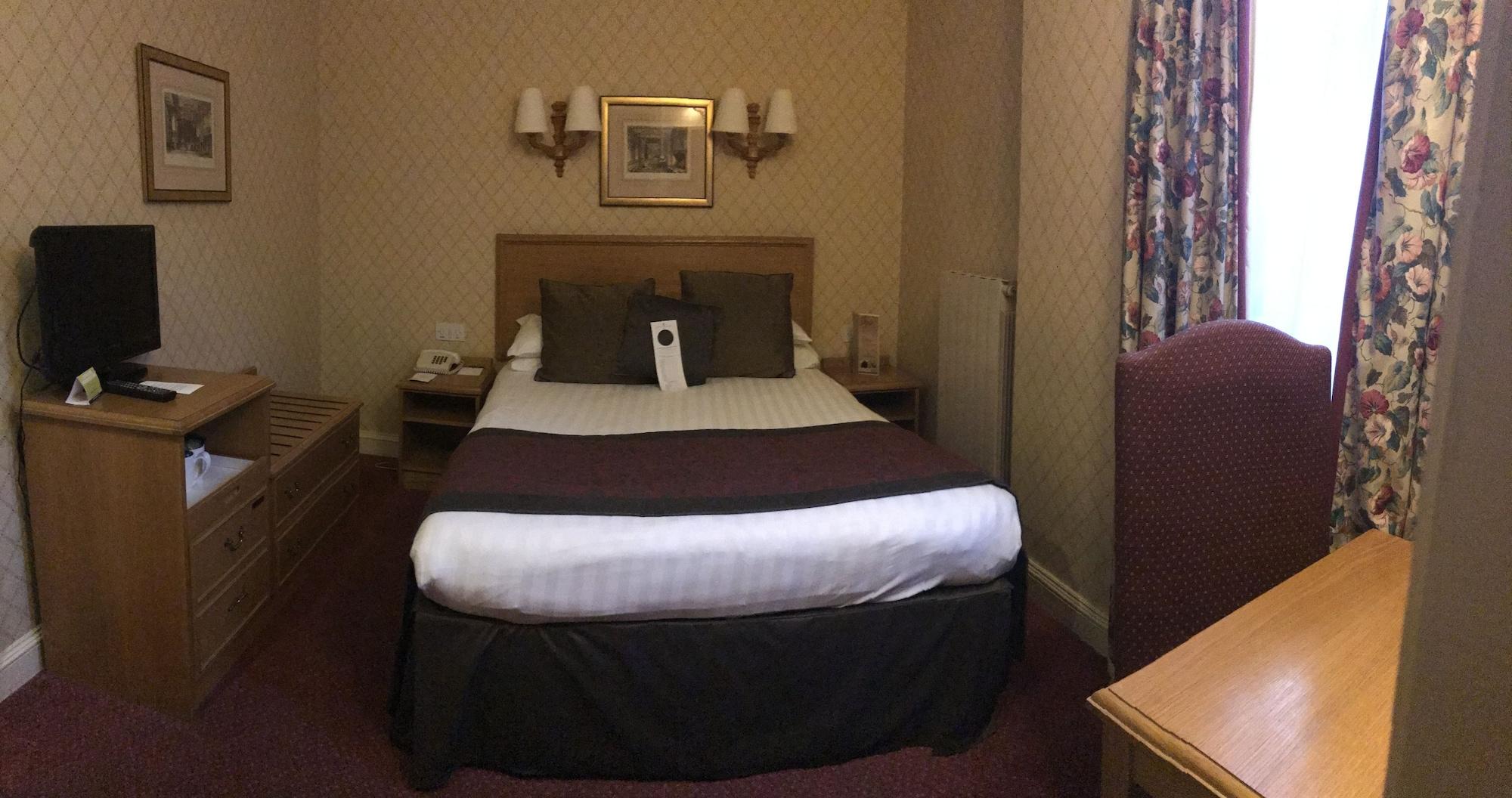 Hotel Crown & Mitre 3*
