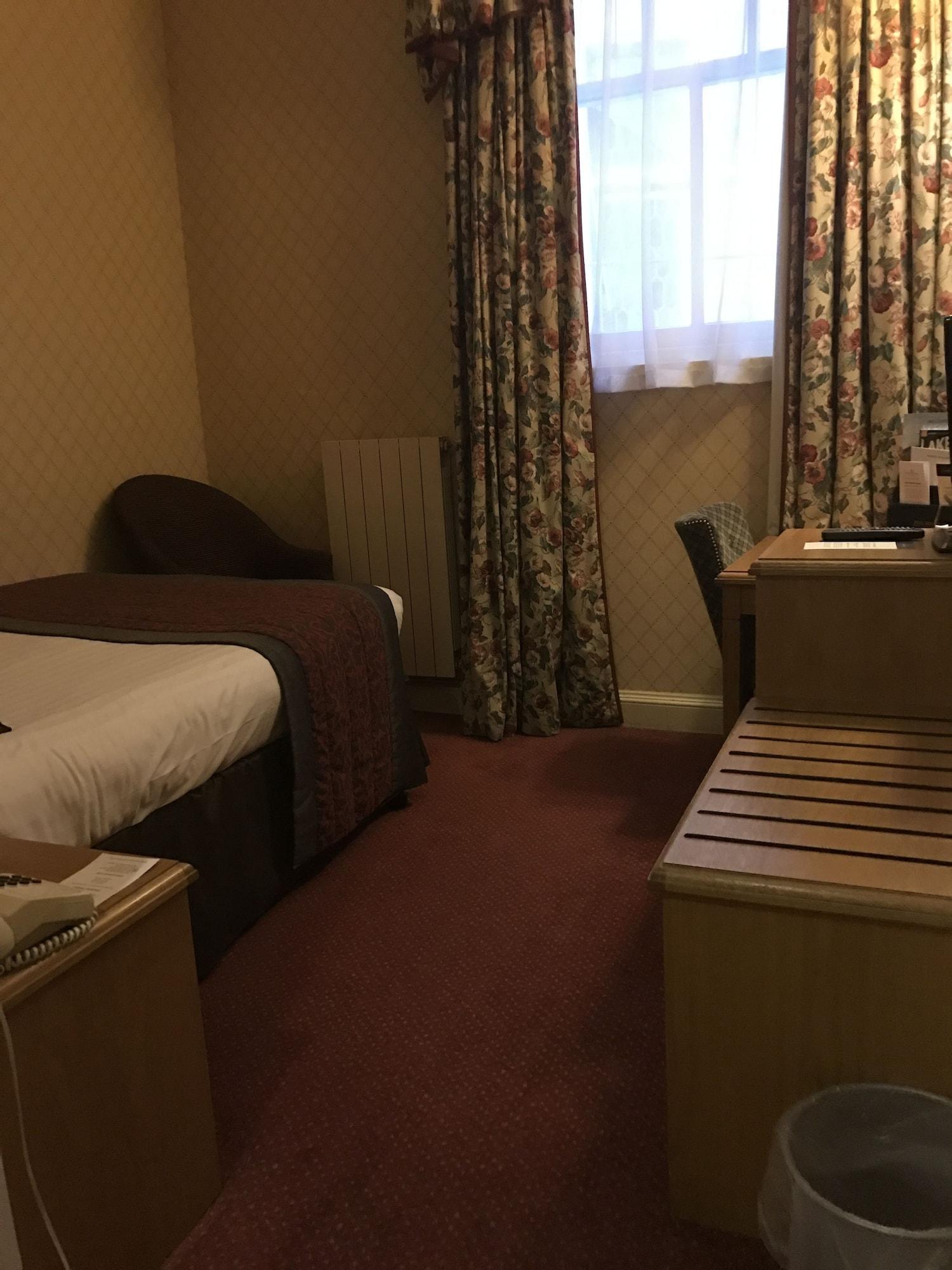 Hotel Crown & Mitre
