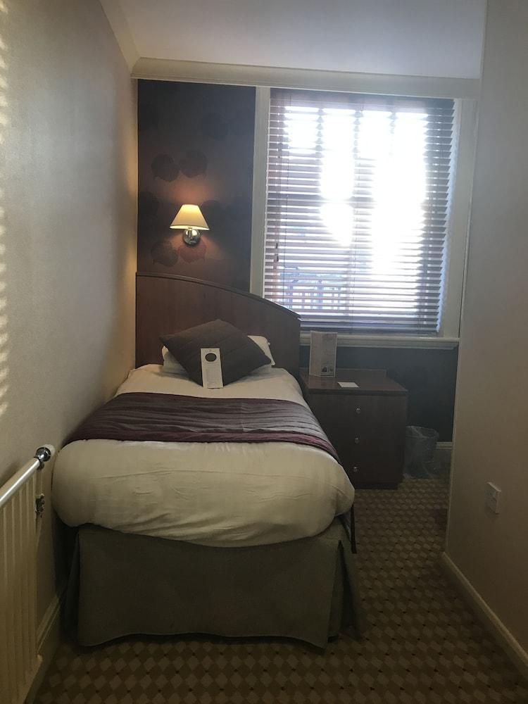 Hotel Crown & Mitre 3*